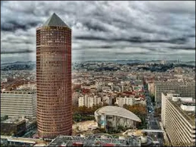 On peut y voir la tour Crayon, de quelle ville s'agit-il ?