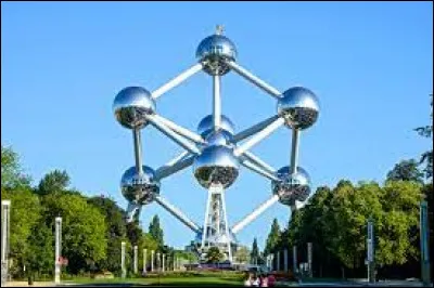 On peut y observer l'Atomium, de quelle ville s'agit-il ?