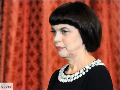 Cette chanteuse, interprète de "La Dernière Valse", "Paris en colère", "Acropolis Adieu", s'appelle ...