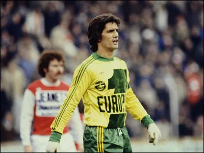 Ce footballeur international, milieu de terrain, a réalisé lessentiel de sa carrière au FC Nantes avec qui lequel il a remporté trois titres de champion de France et une coupe de France entre 1973 et 1980 : il s'appelle ...