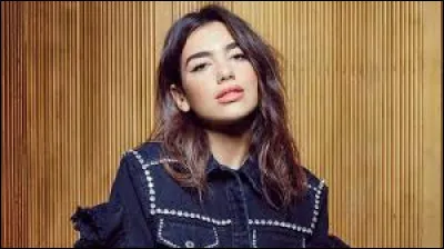 Dua Lipa a chanté sur la chanson "One Kiss" du DJ Calvin Harris.