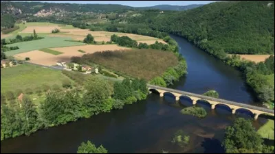 Quel fleuve prend sa source au pied du Puy de Sancy ?