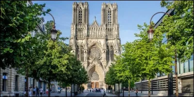 Comment est surnommé la ville de Reims ?