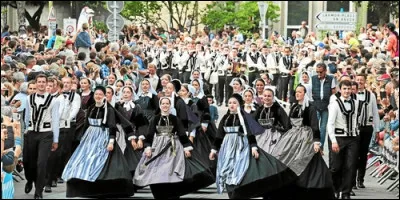 Dans quelle ville se déroule le Festival interceltique ?