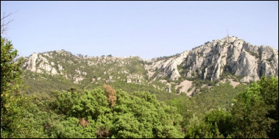 Quel mont, culminant à 584 m, est accessible par téléphérique dans le ville de Toulon ?