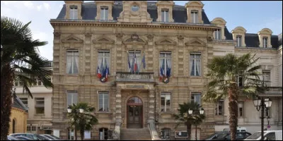 Saint-Cloud est une banlieue :