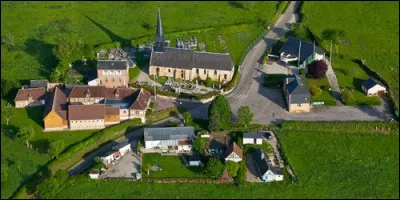 Quel village fromager Marie Harel a-t-elle rendue célèbre ?