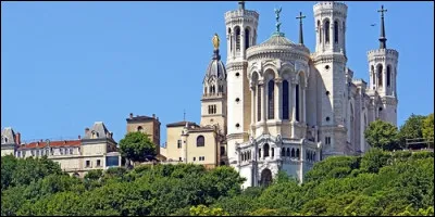Quelle basilique Notre-Dame domine la ville de Lyon ?