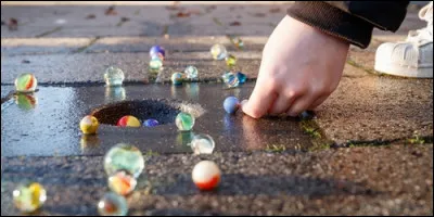 Que vise-t-on lorsque l'on joue aux billes ?