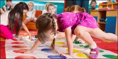 Quel a été le premier jeu fabriqué en série utilisant les joueurs comme pions ?