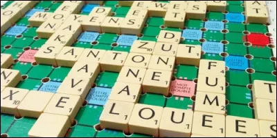 Sur un plateau de Scrabbles, de quelle couleur sont les cases "mot compte triple" ?