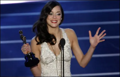 Comment s'appelle celle qui chante "La Foule" et "Mon manège à moi" ?