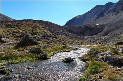 Dans la phrase "C'est ce petit chamois qui a provoqué l'éboulement dans la montagne", quelle est la classe grammaticale de "qui" ?