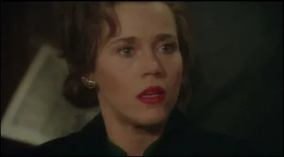 Dans quel film Jane Fonda recherche-t-elle une amie disparue ?