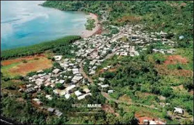 Dans quelle région d'outre-mer la ville de Bandraboua, habitée par plus de 14 000 personnes est-elle située ?