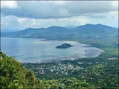 Bouéni est une ville d'environ 6 000 habitants située dans l'océan indien. Quelle région d'outre-mer abrite cette ville ?
