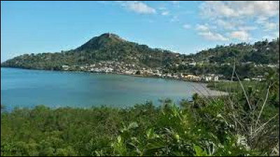 Quelle ville, peuplée d'environ 9 000 habitants est située en Mayotte ?