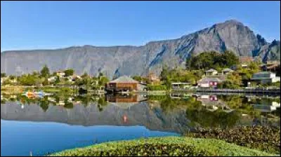 Nous pouvons observer le canyon Fleurs Jaunes dans cette ville réunionnaise.