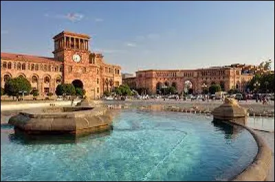 Quel est le nom de cette place, située dans la capitale arménienne ?