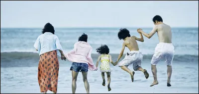 Au début, Osamu, son épouse Nobuyo (qui travaille dans une blanchisserie industrielle), Aki (qui travaille dans un peep show), Shōta et Hatsue vivent pauvrement à Tokyo : quel est ce film japonais, qui a reçu la Palme d'or en 2018 ?