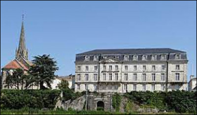 Nous commençons notre balade en Nouvelle-Aquitaine, à Aiguillon, avec cette vue du château et de l'église Saint-Félix. Ville à la confluence du Lot et de la Garonne, elle se situe donc dans le département ...