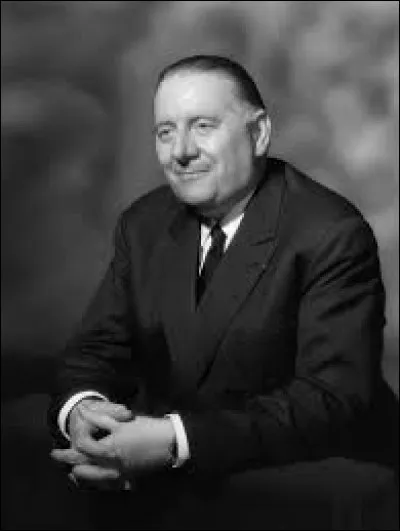 Quel homme politique est devenu s&eacute;nateur en 1946 ?