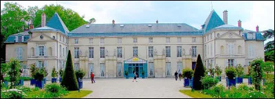 Dans quelle ville le château ayant appartenu à Joséphine de Beauharnais est-il situé ?