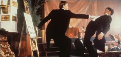 Quel acteur incarne Charlie Chaplin dans le biopic "Chaplin" réalisé par Richard Attenborough ?