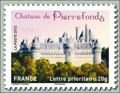Le château de Pierrefonds présente la plupart des caractéristiques de l'ouvrage défensif du Moyen Âge : c'est en fait une interprétation du style [lequel ?] du XIXe siècle, très en vogue au Second Empire !