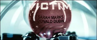 À chaque vision des trois personnes, deux boules sortent de la machine à boules. Une boule pour la victime et une boule pour le meurtrier. De quelle couleur sort une boule pour un meurtre prémédité ?