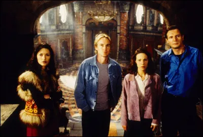 Dans quel film un groupe de gens passe-t-il un petit séjour dans une maison hantée ?