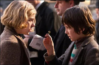 Dans quel film un garçon erre-t-il seul dans une gare ?