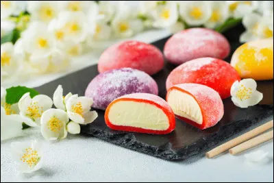 Quel pays célèbre le Nouvel An avec un gâteau de riz pressé appelé ''mochi'' ?