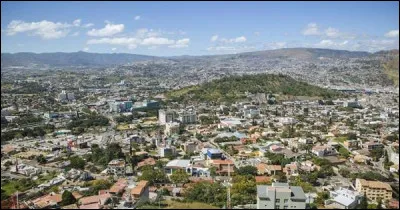 C'est le deuxième par la population avec 9,1 millions d'habitants et aussi le deuxième par la superficie avec 112 000 km² :