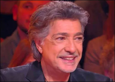 Quel est le nom de ce chanteur, interprète de titres à succès comme "Laisse-moi vivre ma vie", "Viens te perdre dans mes bras" ?