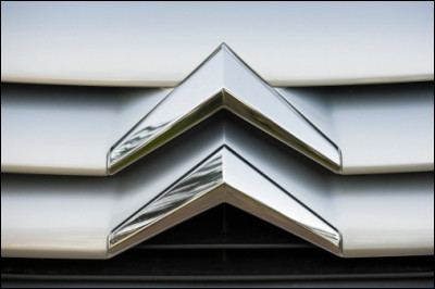 Quelle est cette marque de voiture ?