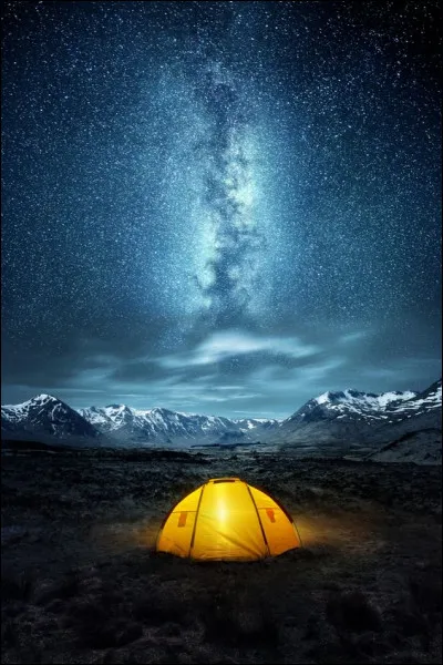 Mise en situation : Tu fais du camping. Soudain, tu es réveillé(e) par l'envie d'aller aux toilettes. Mais il fait très sombre, on n'y voit rien et il y a des bruits bizarres et/ou qui font peur.