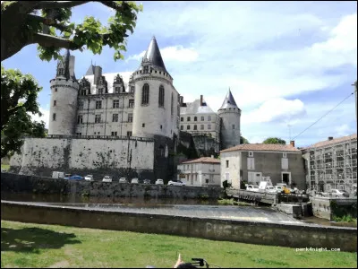 Barbezieux et La Rochefoucauld sont des villes du d&eacute;partement :