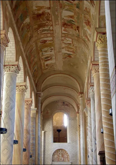 Vous pourrez voir les &eacute;glises romanes de Chauvigny et de Saint-Savin :