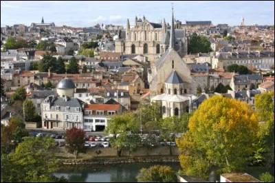Sa pr&eacute;fecture est Poitiers :