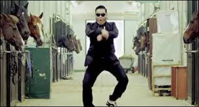 Cette chanson, interprétée par Psy en 2012 a longtemps été la vidéo la plus vue de YouTube.