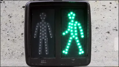 Billie EIlish enregistre souvent des sons du quotidien sur son t&eacute;l&eacute;phone. Dans quelle chanson peut-on retrouver le bruit d'un feu pour passage pi&eacute;ton enregistr&eacute; en Australie ?