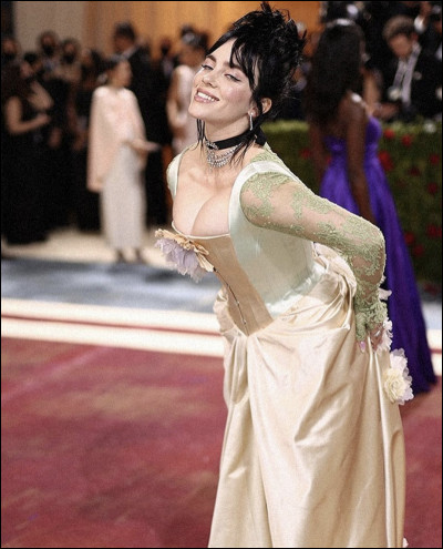Lors du Met Gala 2022, Billie Eilish portait une robe vegan efaite de matériaux recyclés signée...