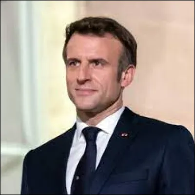 Que faut-il ajouter à "fra" pour obtenir le nom du pays dirigé par Emmanuel Macron ?
