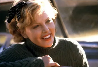 Dans quel film Charlize Theron est-elle en couple avec un homme ayant grandi dans un orphelinat ?