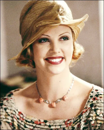 Dans quel film Charlize Theron se retrouve-t-elle ruin&eacute;e &agrave; la mort de son p&egrave;re ?