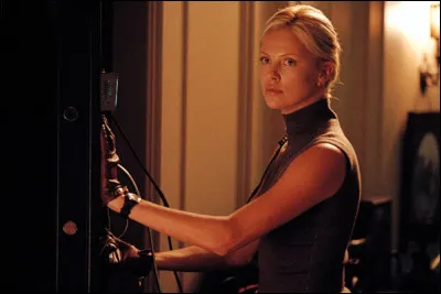 Dans quel film Charlize Theron est-elle charg&eacute;e de s&eacute;duire un homme ?