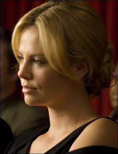Dans quel film Charlize Theron accouche-t-elle dans un monde au bord de l'implosion ?