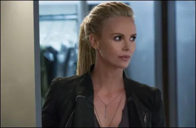 Dans quel film Charlize Theron est-elle une cyber-terroriste ?
