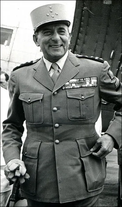 On le trouve sous le manteau, c'est l'...